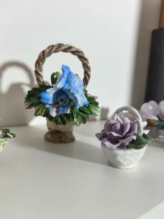 Figuras de porcelana con flores