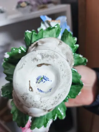 Figuras de porcelana con flores