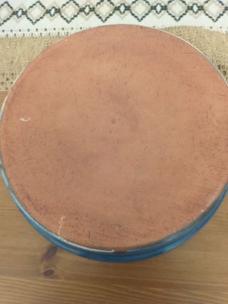 Plato de cerámica azul con figura