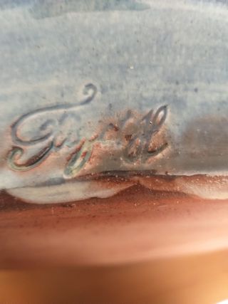 Plato de cerámica azul con figura