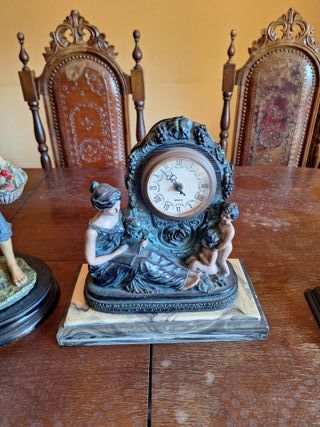 Estátua com relógio antigo