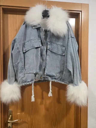 Chaqueta vaquera con pelo blanco