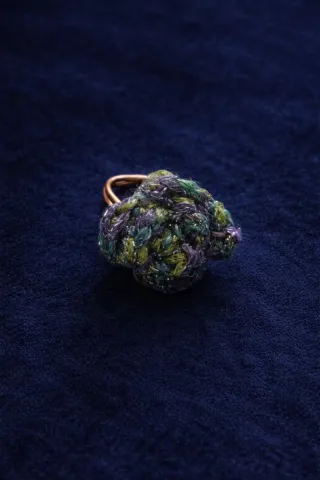 Anillo tejido verde y morado