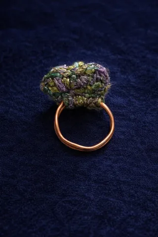 Anillo tejido verde y morado