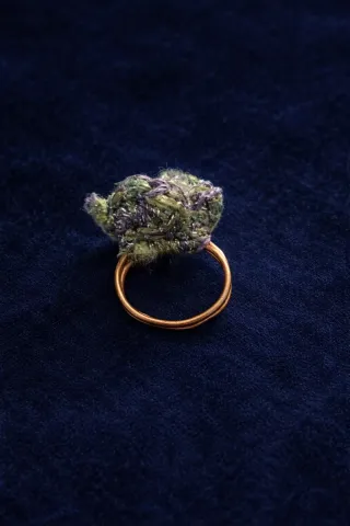 Anillo tejido verde y morado