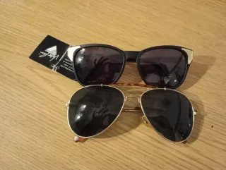 Tavolo in legno 2m x 80cm di larghezza, 6 sedie, ecc.