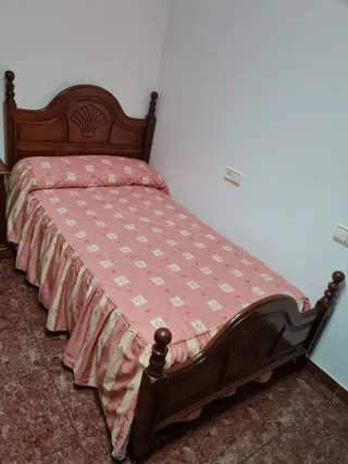 Edredón y cortinas a juego.