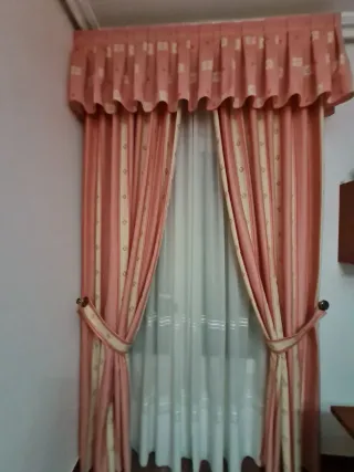 Edredón y cortinas a juego.