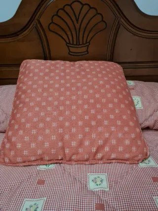 Edredón y cortinas a juego.