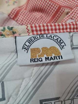 Edredón y cortinas a juego.