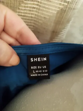 Top azul satinado escote V