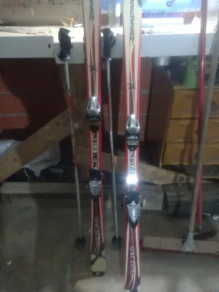 Esquís Dynastar con fijaciones y bastones