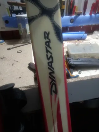 Esquís Dynastar con fijaciones y bastones