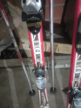 Esquís Dynastar con fijaciones y bastones