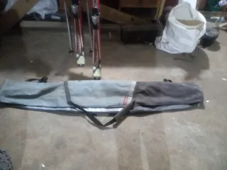 Esquís Dynastar con fijaciones y bastones