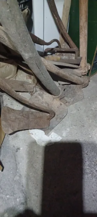 Antiguas herramientas de mano para labranza.