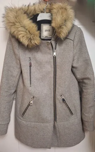 Abrigo Pimkie gris con capucha y pelo