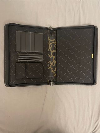 Maletín portapapeles Tous.