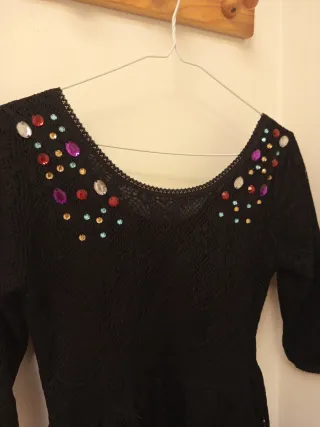 Top peplum negro con pedrería