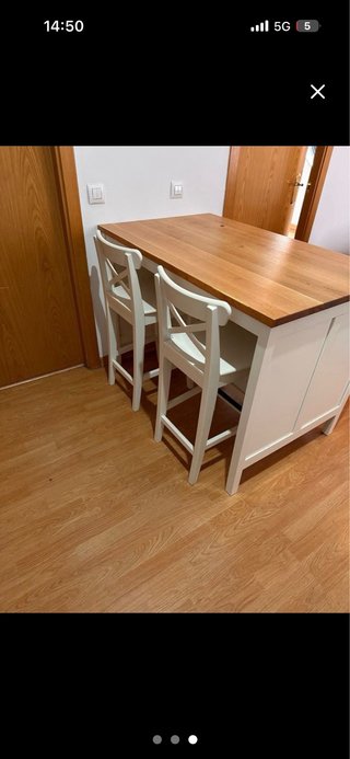 Isla de cocina y dos taburetes