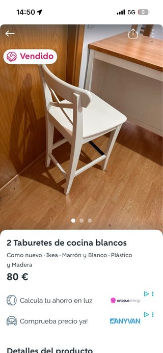 Isla de cocina y dos taburetes