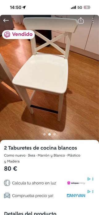 Isla de cocina y dos taburetes