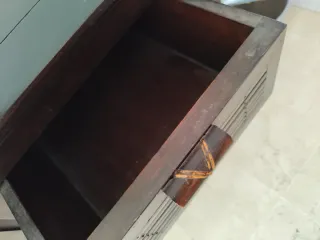 Aparador de madera oscuro Pieza de anticuario