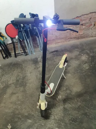 Patinete eléctrico blanco