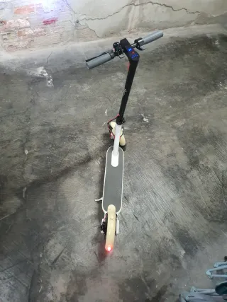 Patinete eléctrico blanco