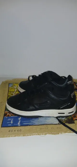 Zapatillas Fila Negras y Blancas