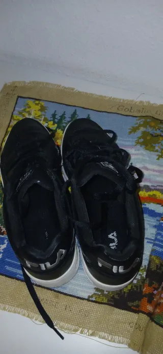 Zapatillas Fila Negras y Blancas