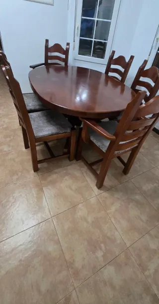 Mesa de comedor y 6 sillas de madera