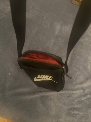 Bandolera Nike Negra con Bolsillos
