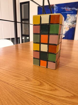 Jarrón de cerámica con cuadros