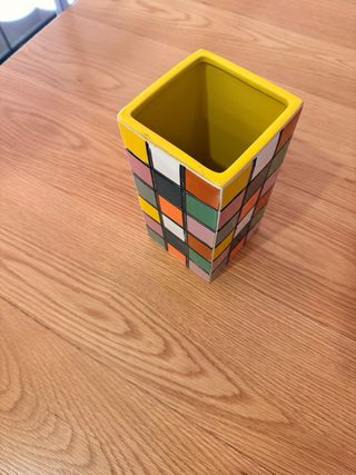 Jarrón de cerámica con cuadros