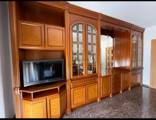 Mueble de salón comedor. Boiserie. Color cerezo.