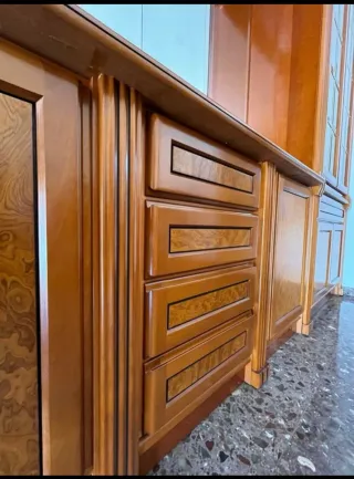 Mueble de salón comedor. Boiserie. Color cerezo.