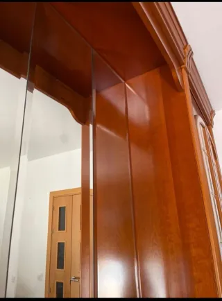 Mueble de salón comedor. Boiserie. Color cerezo.