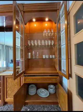 Mueble de salón comedor. Boiserie. Color cerezo.