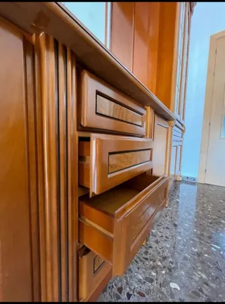 Mueble de salón comedor. Boiserie. Color cerezo.