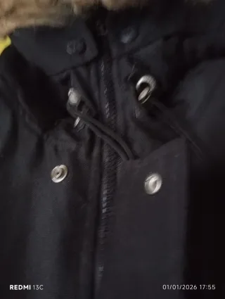 Chaquetón negro con capucha