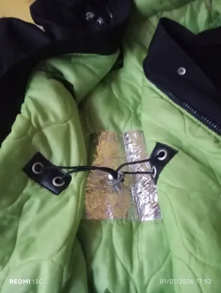 Chaquetón negro con capucha