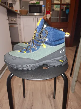 Botas Oakley azules y verdes