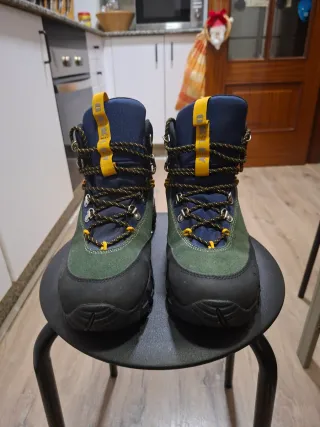 Botas Oakley azules y verdes