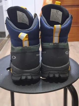 Botas Oakley azules y verdes
