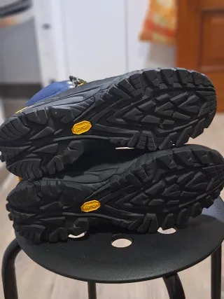 Botas Oakley azules y verdes