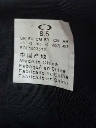 Botas Oakley azules y verdes