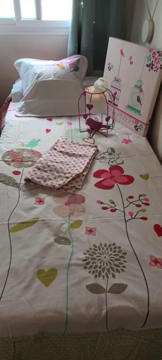 Conjunto funda nórdica, lámpara y cuadro a juego.