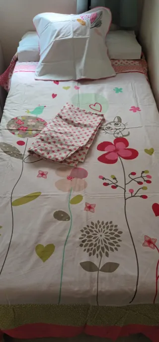 Conjunto funda nórdica, lámpara y cuadro a juego.