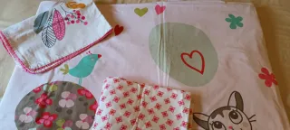 Conjunto funda nórdica, lámpara y cuadro a juego.